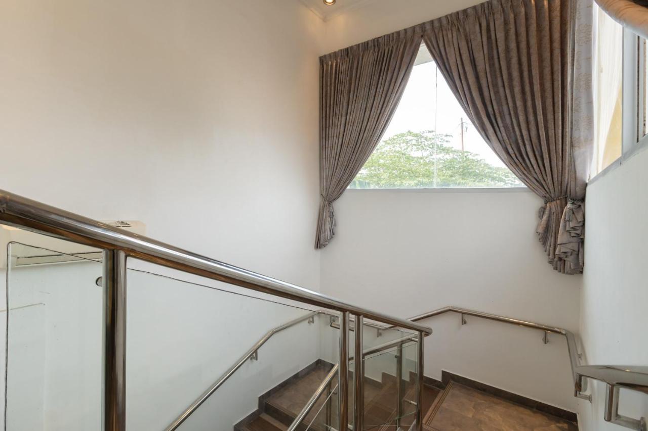Sans Hotel Beauty Palembang Bagian luar foto