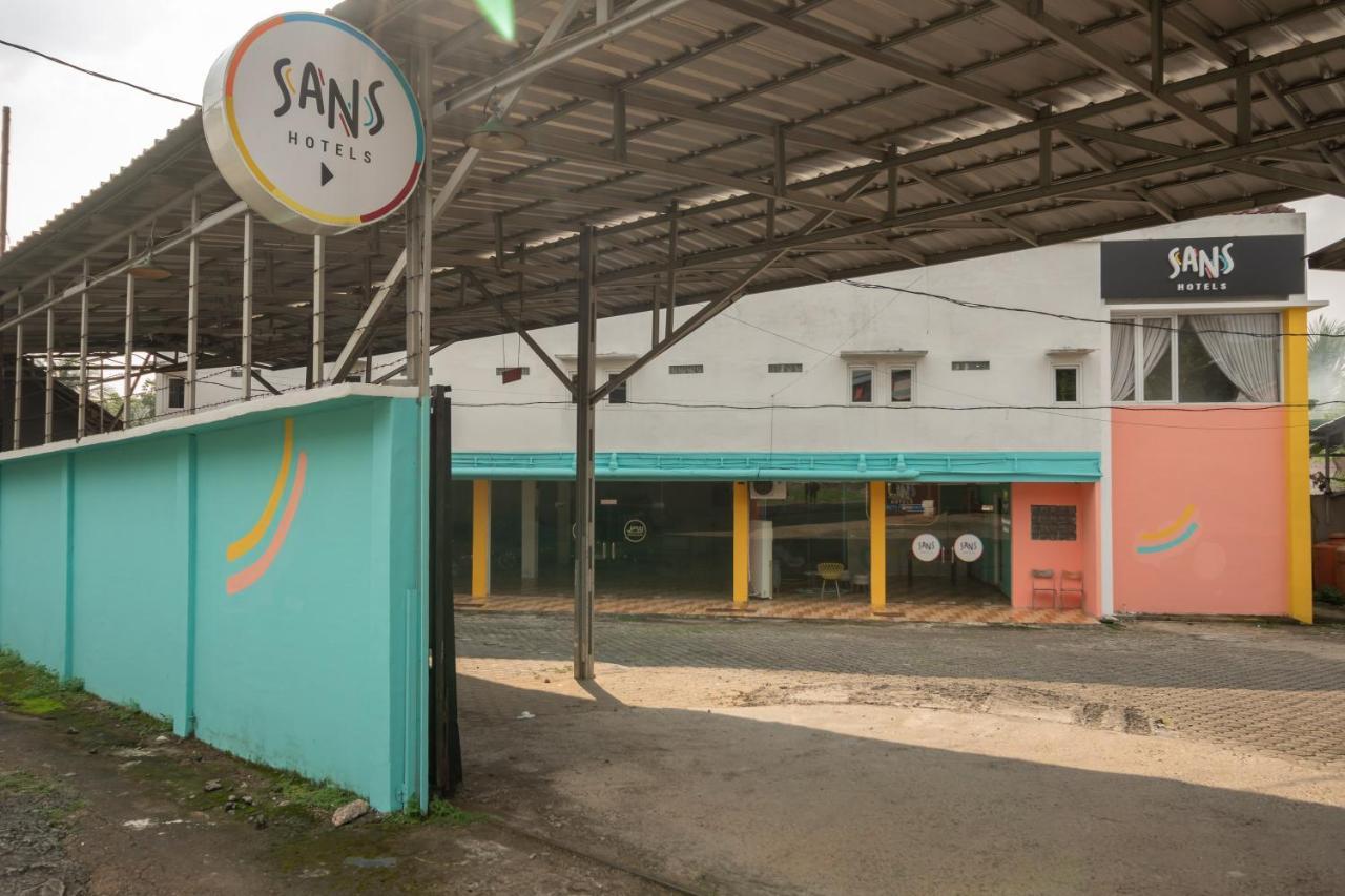 Sans Hotel Beauty Palembang Bagian luar foto