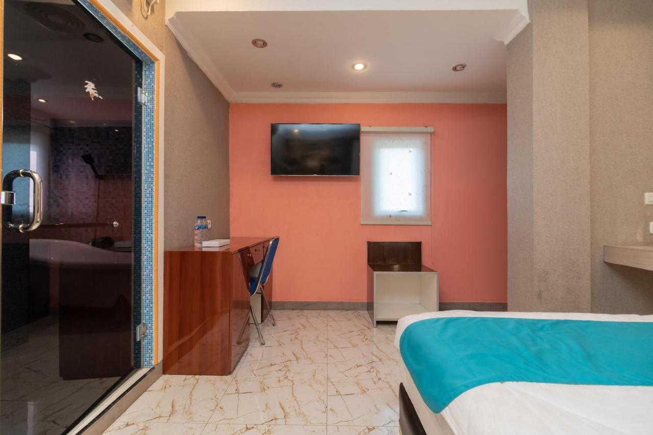 Sans Hotel Beauty Palembang Bagian luar foto